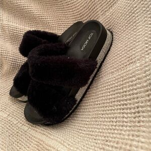 Top Moda Women's Black Furry Slides